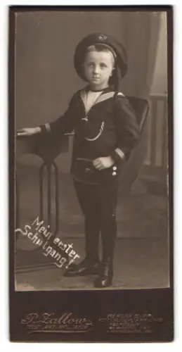 Fotografie P. Zallow, Berlin, junger Schulknabe mit Schulranzen zum ersten Schulgang