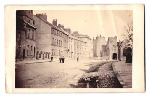 Fotografie unbekannter Fotograf, Ansicht Alnwick, Strassenpartie mit Blick zum Bailiff Gate