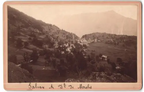Fotografie unbekannter Fotograf, Ansicht Salvan (Wallis), Blick in das Tal mit dem Ort