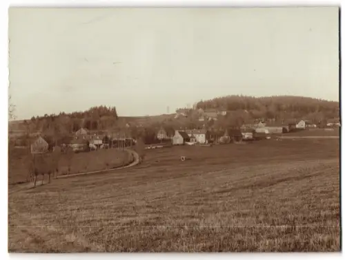 Fotografie unbekannter Fotograf, Ansicht Eisenbühl, Blick nach der Ortschaft