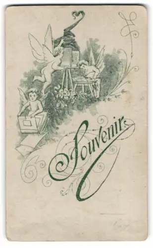 Fotografie unbekannter Fotograf und Ort, kleine Feen mit einer Plattenkamera und Fotoplatten