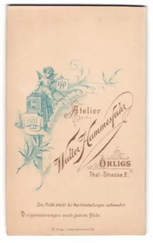 Fotografie Walter Hammesfahr, Ohligs, Engel mit Plattenkamera und Schild mit Monongramm des Fotografen