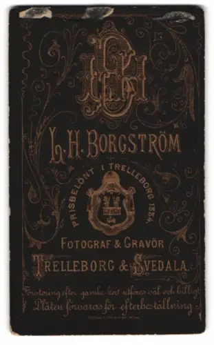 Fotografie L. H. Borgström, Trelleborg, Monogramm des Fotografen über Anschrift des Atelier