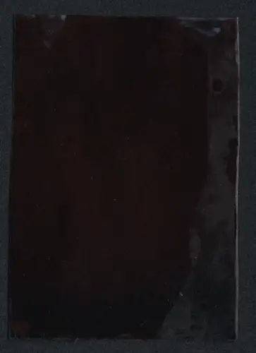 Fotografie Ferrotypie junger Mann im feinen Anzug mit Melone auf dem Tisch