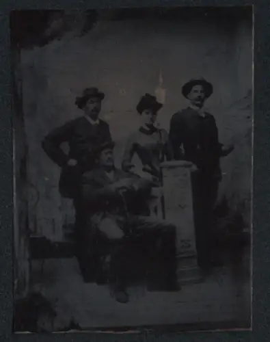 Fotografie Ferrotypie vier Herren und eine junge Dame