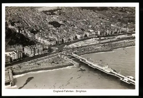 Fotografie unbekannter Fotograf, Ansicht Brighton, Aussicht vom Zeppelin auf die Stadt mit Promenade