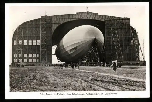 Fotografie unbekannter Fotograf, Ansicht Lakehurst, Zeppelin LZ 127 Graf Zeppelin am Ankermast in Zeppelinhalle