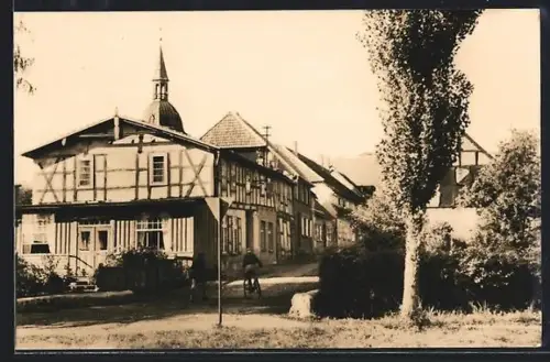 AK Loitz, Partie am Tor mit Passanten und Kirchturm