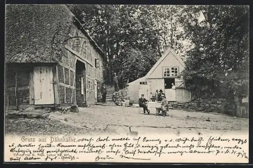 AK Dähnkathe, Personen vor einem Wohnhaus