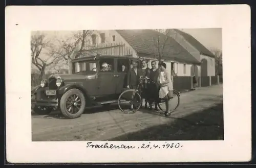 Foto-AK Trachenau, Frauen mit einem Auto und Fahrrad auf einer Strasse 1930