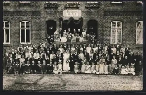 AK Wietzendorf, Gruppenfoto zur Hochzeit vor Hartmann`s Gasthof