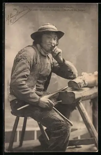 AK Tischler in der Werkstatt mit Pfeife