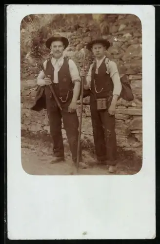 Foto-AK Zwei Tischler mit Rucksäcken und Wanderstöcken