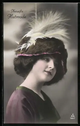 AK Junge Frau mit neuestem Modehut