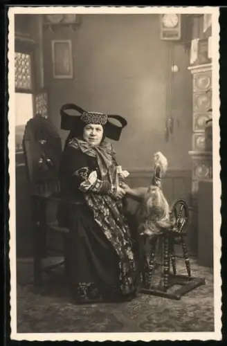 AK Dame in Tracht am Spinnrad