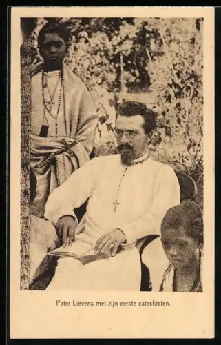 AK Pater Lievens met zijn eerste catechisten