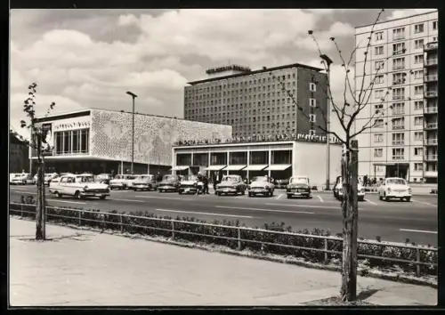 AK Berlin, Karl-Marx-Allee mit Hotel Berolina u. Restaurant Moskau, Panorama