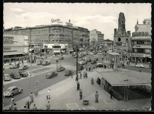 AK Berlin, Kurfürstendamm u. Gedächtniskirche, Kiosk u. Verkehrspolizisten-Turm