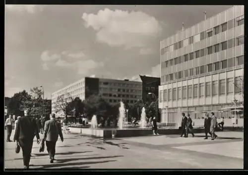 AK Berlin, Unter den Linden, Neubauten und Springbrunnen