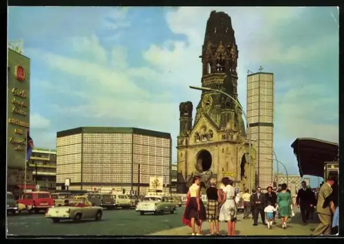 AK Berlin, moderne Architektur, Kaiser-Wilhelm-Gedächtniskirche und Pasanten auf dem Kurfürstendamm
