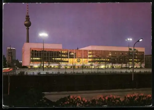 AK Berlin, moderne Architektur, Ansicht des Fernsehturms hinter dem Palast der Republik