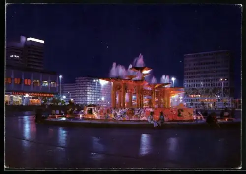 AK Berlin, Alexanderplatz, Springbrunnen und Cafeteria Alexgrill, Panorama bei Nacht