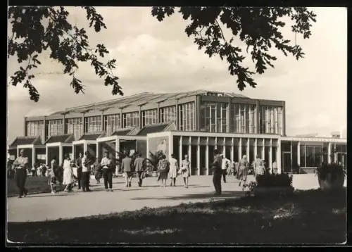 AK Berlin, Alfred-Brehm-Haus im Tierpark mit Besuchern