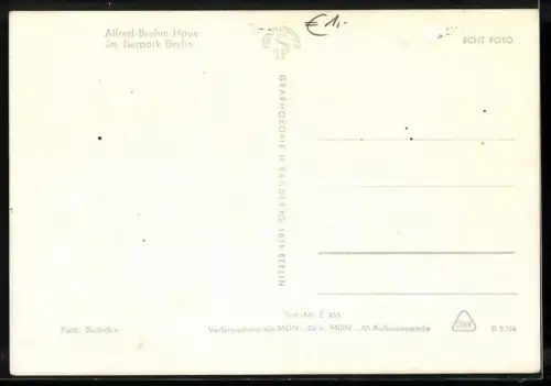 AK Berlin, Alfred-Brehm-Haus im Tierpark mit Besuchern