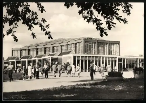 AK Berlin, Alfred-Brehm-Haus im Tierpark mit Besuchern