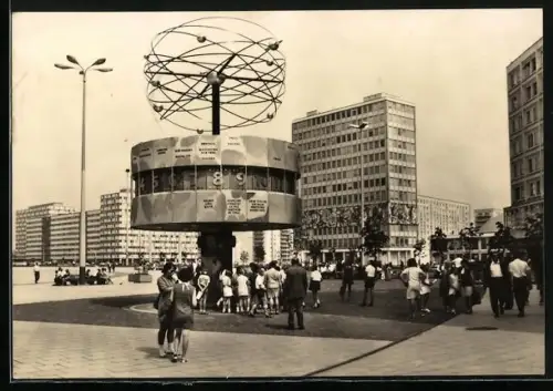 AK Berlin, Alexanderplatz, Passanten an der Urania-Weltzeit-Uhr