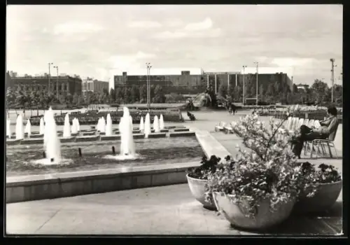 AK Berlin, Hauptstadt der DDR, Anlagen vor dem Fernsehturm, Blick zum Palast der Republik