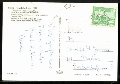 AK Berlin, Hauptstadt der DDR, Anlagen vor dem Fernsehturm, Blick zum Palast der Republik