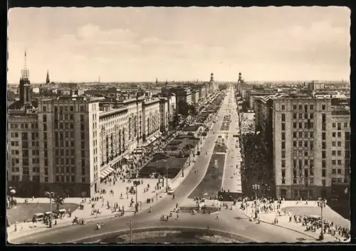 AK Berlin, Stalinallee mit Kreisverkehrsinsel