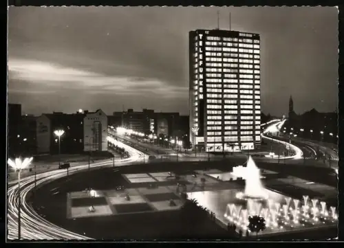 AK Berlin, Telefunken-Hochhaus und Wasserspiel am Ernst-Reuter-Platz bei Nacht