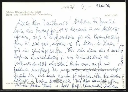 AK Oranienburg, Stadt- und Kreisbibliothek, Innenansicht mit Katalogschränken und Lesebereich