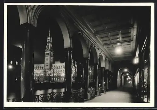 AK Hamburg, Rathaus bei Nacht, Blick durch die Alsterarkaden