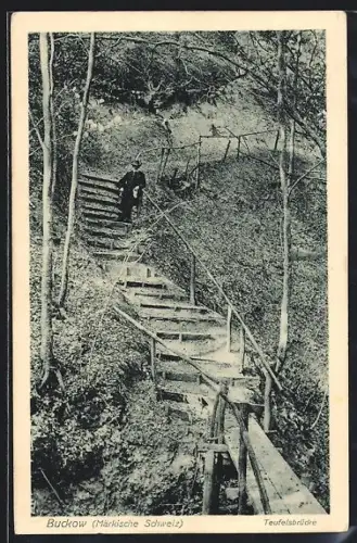 AK Buckow /Märkische Schweiz, Teufelsbrücke mit Wanderer