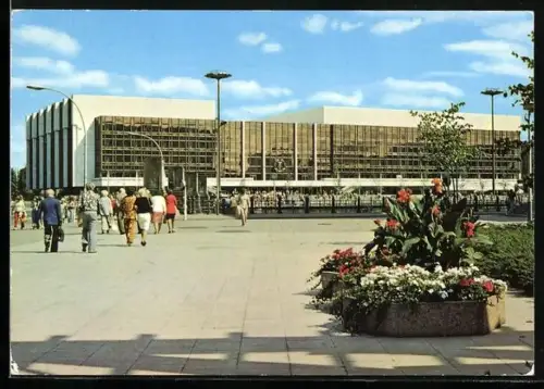 AK Berlin, Palast der Republik, Passanten