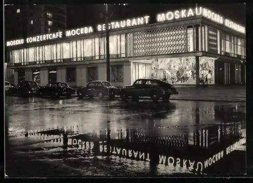 AK Berlin, Restaurant Moskau, Karl-Marx-Allee, bei Nacht