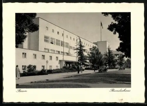 AK Bonn, Bundeshaus mit Strassenpartie
