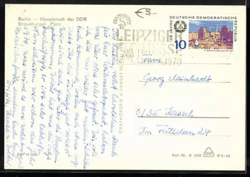 AK Berlin, Strausberger Platz mit Geschäfthäusern bei Nacht