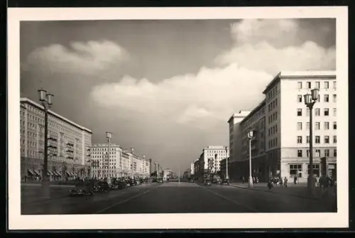 AK Berlin, Stalinallee mit Passanten