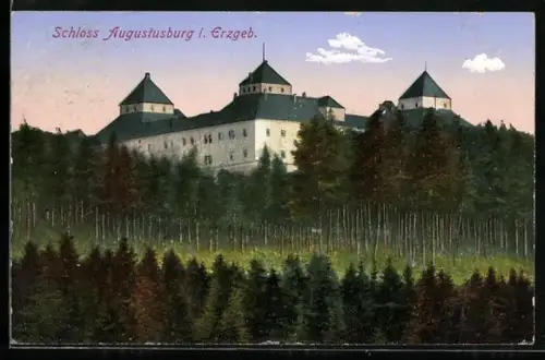 AK Augustusburg i. Erzgeb., Blick auf das Schloss und umgebende Wälder