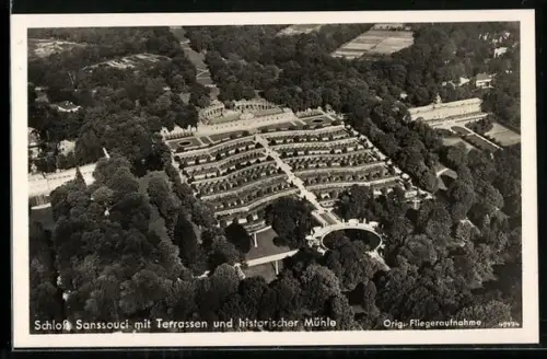 AK Potsdam, Schloss Sanssouci mit Terrassen und historischer Mühle, Fliegeraufnahme