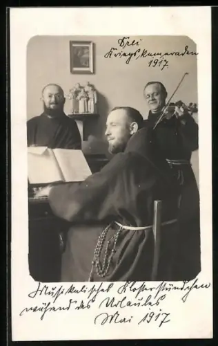 Foto-AK Drei Mönche musizieren mit Geige und Klavier