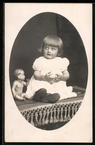 Künstler-AK Kleines Mädchen mit einer Puppe