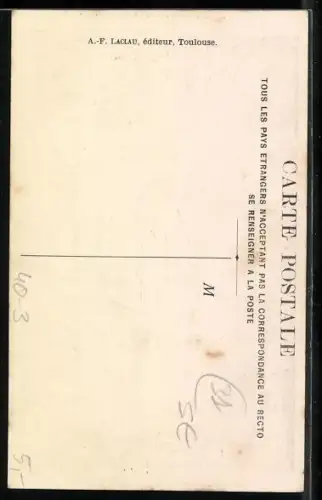 AK Dicker Mann zieht sich ein Nachthemd an