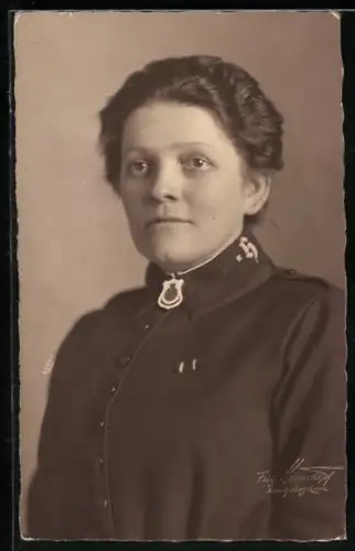 Foto-AK Junge Frau in Uniform der Heilsarmee, Religion