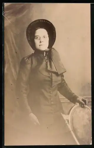 AK Junge Frau in Uniformkleid der Heilsarmee, Religion