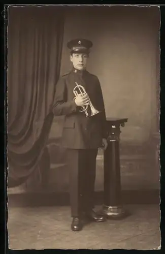 Foto-AK Trompeter in Uniform der Heilsarmee, Religion